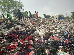 Bukit Sampah di Cigondewah Ada Sejak Setahun Lalu, Tanggung Jawab Siapa?