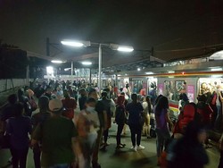Stasiun Pasar Minggu Masih Padat Penumpang yang Tunggu Kereta ke Bogor
