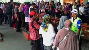 Penumpang Menumpuk di Stasiun Jatinegara