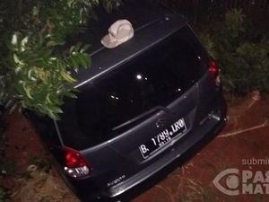 Diduga Hilang Kendali, Suzuki Ertiga Tabrak Pohon di Pedongkelan