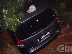 Diduga Hilang Kendali, Suzuki Ertiga Tabrak Pohon di Pedongkelan