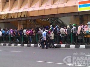 Imbas KRL Anjlok, Penumpang di Cikini Membeludak Hingga Keluar Stasiun