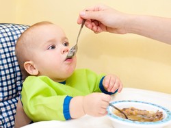 Untuk Bayi 7 Bulan Mana Porsi MPASI yang Ditambah, Bubur atau Buah?