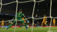 Selain Suarez, Fernando Torres juga membuat cerita pada pertandingan ini. Torres membawa Atletico unggul lebih dulu pada menit ke-25. Reuters/Albert Gea.