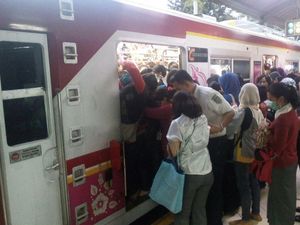 KRL Bogor Mulai Berangkat dari Tanah Abang, Penumpang Berebut Masuk di Sudirman
