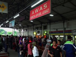 Rute KRL Bekasi-Kota Terganggu, Penumpang Menumpuk di Jatinegara
