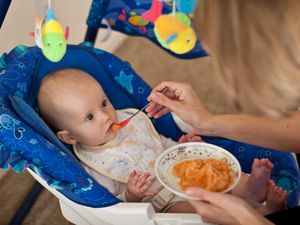 Bayi 6 Bulan Hanya Mau Makan Buah Saat MPASI, Bahayakah? Bayi 6 Bulan Hanya Mau Makan Buah Saat MPASI, Bahayakah?