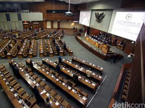 Tarik Ulur Syarat Anggota DPR, Mendagri Yakin Revisi UU Pilkada Tak Molor
