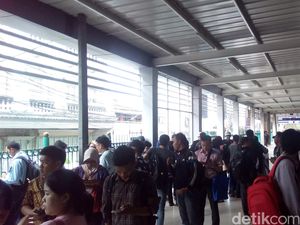 Penumpang Menumpuk di Stasiun Sudirman, Ada yang Cari Alternatif Lain