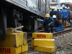 Ada KRL Anjlok, Para Penumpang Tetap Memilih Menunggu di Stasiun Sudirman