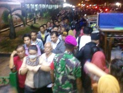 Imbas KRL Anjlok, Calon Penumpang Masih Berjubel Antre Masuk Stasiun Manggarai