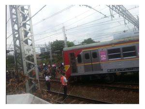 KRL Anjlok Antara Manggarai-Sudirman, Sejumlah Rute Terhambat