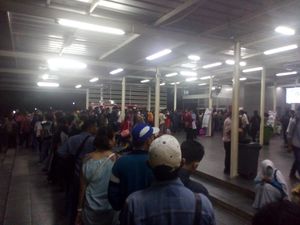 Stasiun Manggarai Masih Dipadati Penumpang ke Arah Bogor