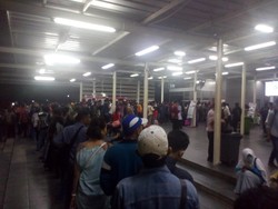 Stasiun Manggarai Masih Dipadati Penumpang ke Arah Bogor