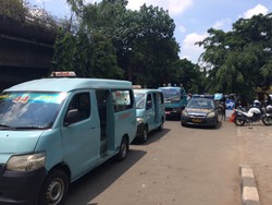 Tak Boleh Merapat ke Stasiun Tebet, Pendapatan Sopir Angkot M44 Berkurang Drastis