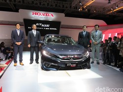Honda Pede dengan 2 Sedan