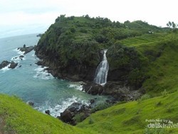5 Pantai Ajaib di Indonesia yang Punya Air Terjun ke Laut