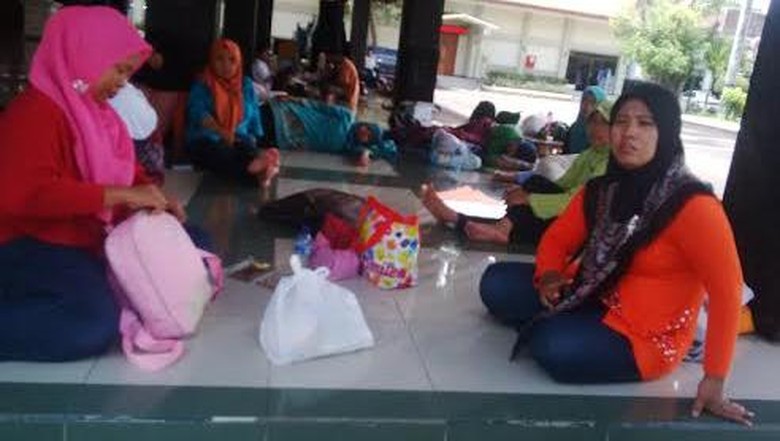 Di-PHK, Puluhan Buruh Perempuan Pabrik Tekstil Datangi Pendopo Pasuruan