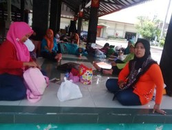 Di-PHK, Puluhan Buruh Perempuan Pabrik Tekstil Datangi Pendopo Pasuruan
