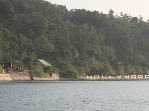 Pantai Hollywood yang Anti Mainstream di Ambon