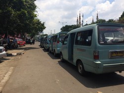 Perlintasan Kereta di Tebet Ditutup, Angkot Disediakan Jalur Khusus