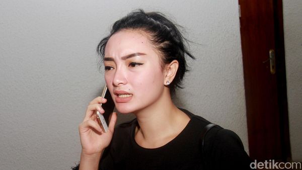 Zaskia Gotik Sibuk Nelepon Siapa Sih?