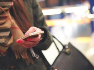 Menjajal Kecepatan WiFi Gratisan di Halte TransJakarta