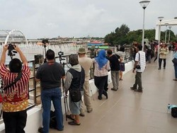 Ratusan Fotografer Komunitas Serbu Jembatan Kenjeran dan Air Mancur Menari