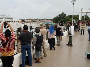 Ratusan Fotografer Komunitas Serbu Jembatan Kenjeran dan Air Mancur Menari Ratusan Fotografer Komunitas Serbu Jembatan Kenjeran dan Air Mancur Menari