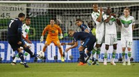 Madrid yang tampil dominan sepanjang 90 menit, 60 persen ball possesion dan 21 attempts (3 on goal), gagal membuat gol. Reuters/Kai Pfaffenbach.