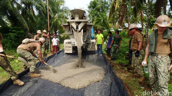 Pasukan US Navy dan Marinir Indonesia Perbaiki Jalan di Kepulauan Mentawai