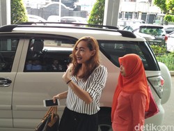 Dewi Rezer Hadiri Sidang Perdana Cerai dengan Senyuman