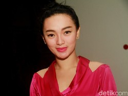 Zaskia Gotik Pimpin Pembacaan Pancasila di Hadapan Anggota Dewan