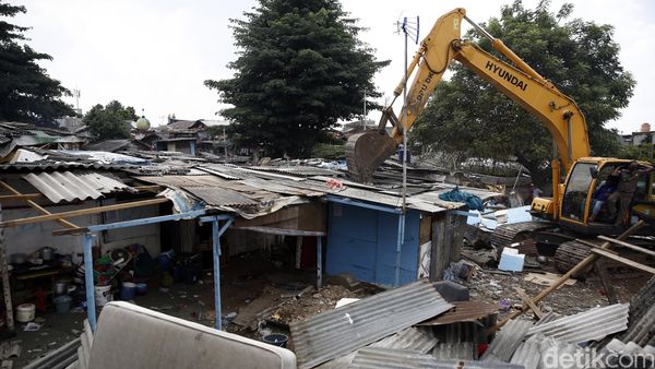 Bangunan Liar di TPU Menteng Pulo Dibongkar