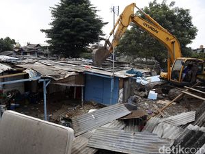 Bangunan Liar di TPU Menteng Pulo Dibongkar