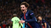Adrien Rabiot jadi pilar di lini tengah Paris St-Germain tapi dia juga gagal mencuri hati Didier Deschamps karena tak dibawa ke Rusia. (Clive Rose/Getty Images)