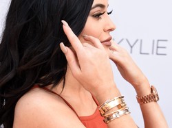 Gelang Cartier Rp 85 Juta Kylie Jenner Jadi Perhiasan Paling Dicari di Google