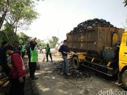 18 Truk Gabungan Pemkot-Pemkab Bandung Angkut Bukit Sampah Cigondewah