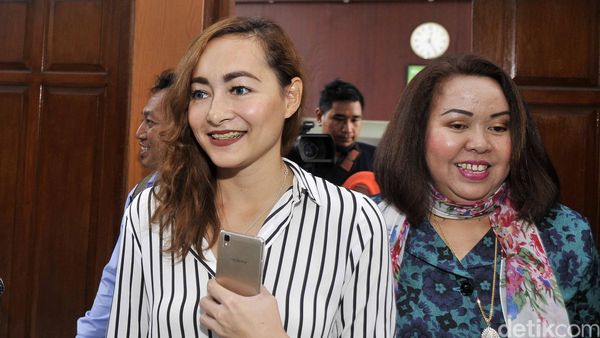 Dewi Rezer Santai Hadiri Sidang Cerai Perdana