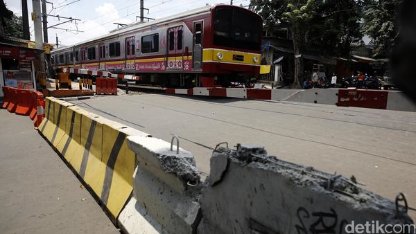 Perlintasan Kereta Api Tebet Ditutup