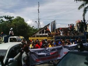 Ratusan Penambang Pasir dan Batu Serta Pemilik Armada Angkutan Mineral Demo