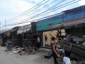 Warga Pasar Ikan Luar Batang Mulai Bongkar Rumah Sendiri