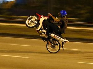 Pak Polisi, Tolong Bubarkan Balap Liar di Dekat Perempatan Ragunan Pak Polisi, Tolong Bubarkan Balap Liar di Dekat Perempatan Ragunan