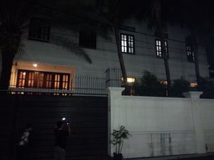 3,5 Jam Geledah, KPK Bawa Sebundel Berkas dari Rumah M Sanusi di Cipete