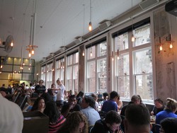 Antre Sampai 1 Jam Demi Bersantap di Resto Paling Hits di Melbourne