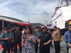 Pakai Kacamata Hitam, Susi Resmikan 4 Kapal Pengawas Maling Ikan