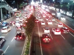 Jelang Akhir Pekan, Lalin Tol Dalam Kota dan JORR Padat Merayap