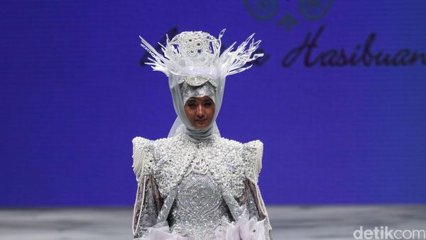 Foto: Melihat Lagi 20 Gaun Mewah Rancangan Bos First Travel