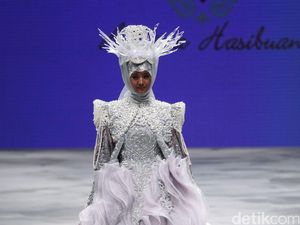 Foto: Melihat Lagi 20 Gaun Mewah Rancangan Bos First Travel