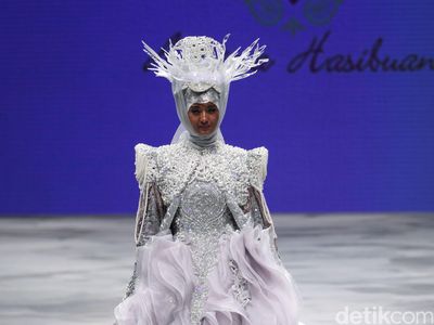 Foto: Melihat Lagi 20 Gaun Mewah Rancangan Bos First Travel